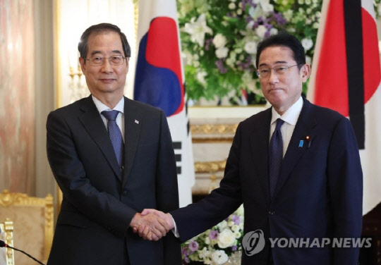 한덕수 국무총리가 28일 일본 도쿄 아카사카 영빈관에서 기시다 총리를 만나 악수하고 있다. <연합뉴스>